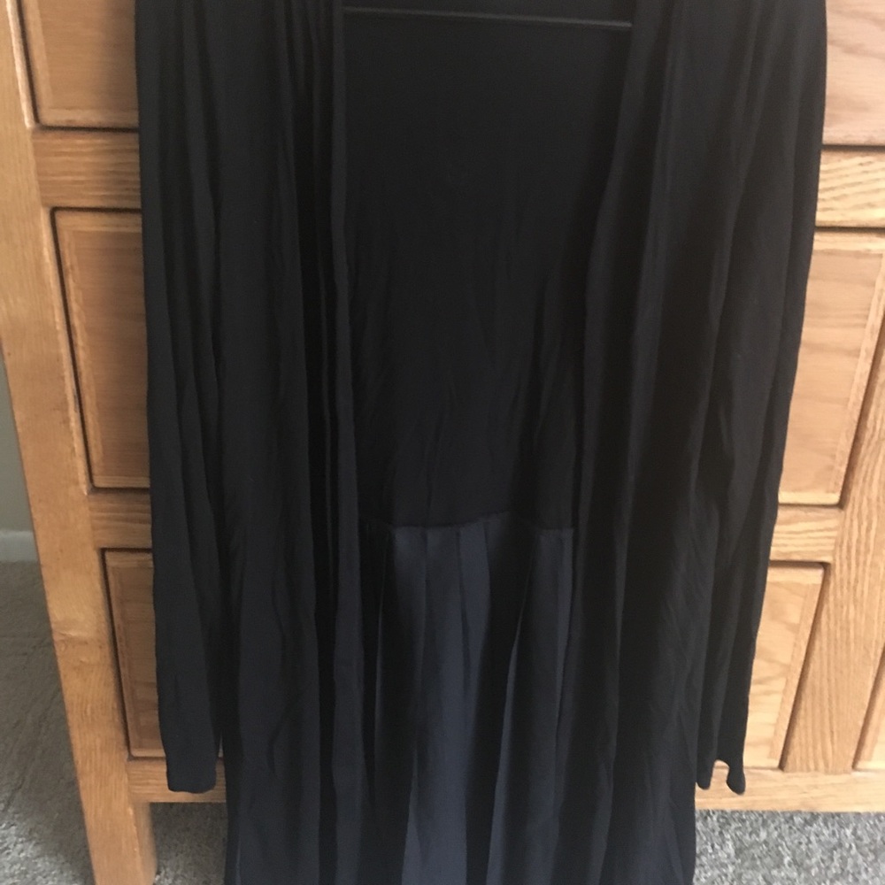 Black pleated flows cardigan